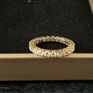 Elegant 18k Yellow Gold Ring